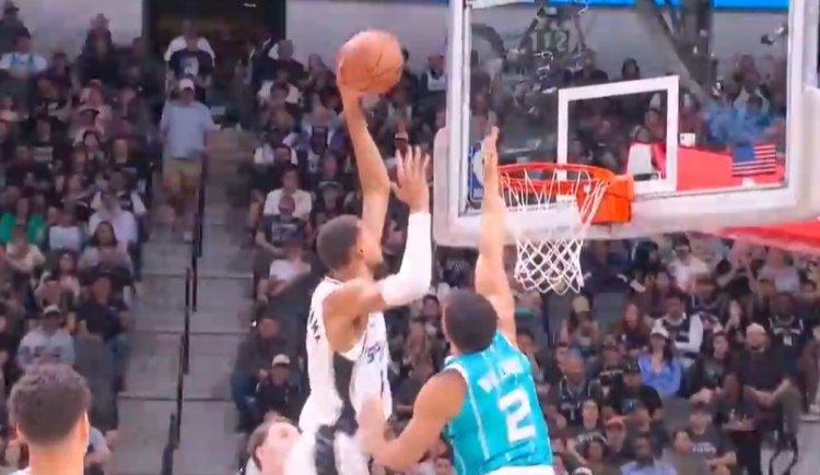 世界杯高清观看-我只是微微一笑~文班亚马单打格威 转身蹦起左手单臂隔扣很轻松！